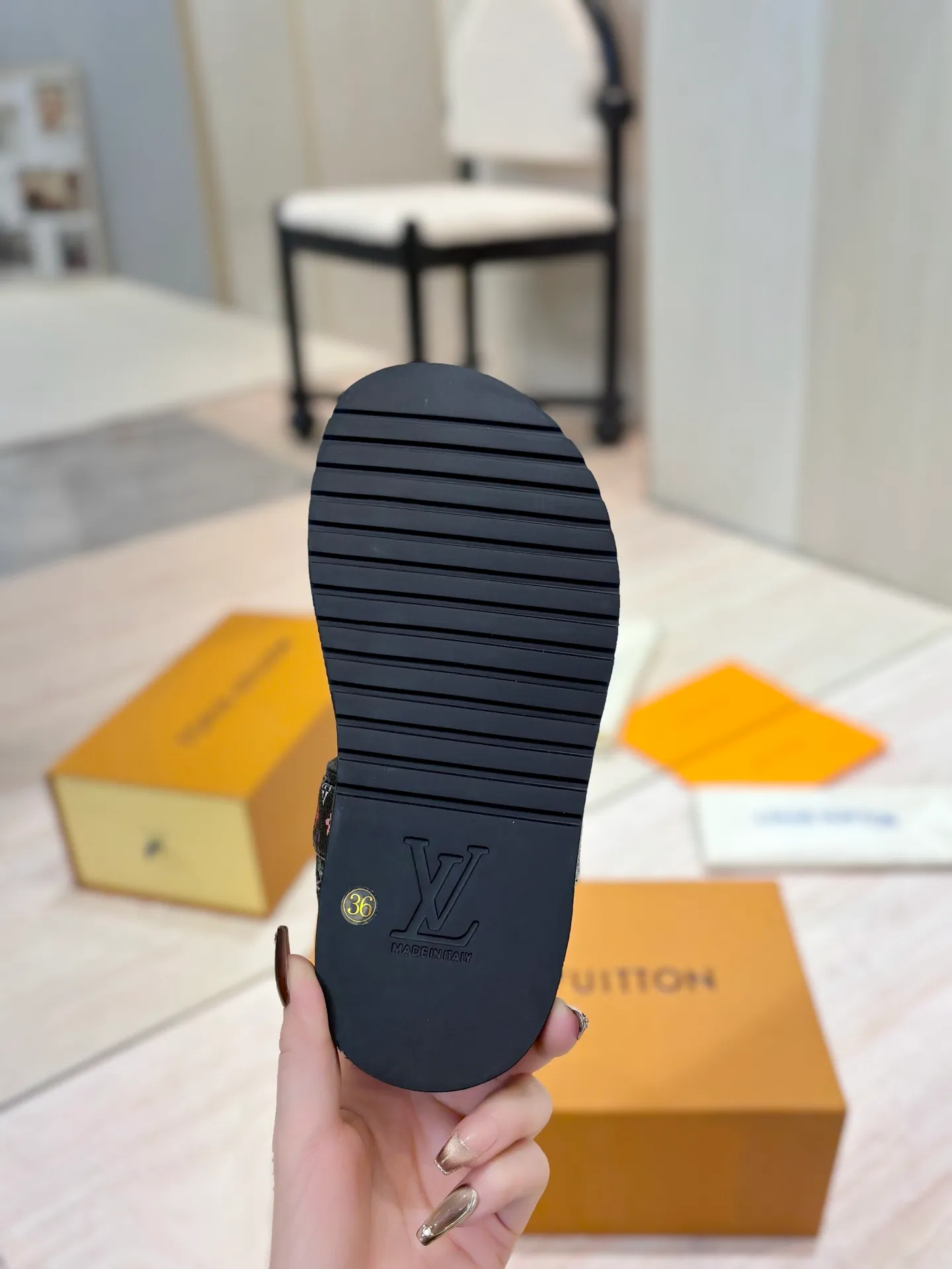 👟👟Ex-factory price 460👟👟 LV 2025 spring and summer new products 🥰 Popular LV donkey brand counters Embossed logo embossed sandals This Pool Pillow Comfort flat sandals are made of technical fabrics and use high-frequency embossing technology to reinterpret the Monogram pattern. Soft padded upper with adjustable Velcro, comfortable and tough insole adds harmonious colors 👍New hard goods, purchasing agent level! Full of high-end feel! A popular model among bloggers at home and abroad, it’s retro and fashionable and looks amazing on your feet! The official website's main recommendation 👍👍 ✅ Upper: waterproof special original fabric ✅ Inner lining: imported mixed sheepskin ✅ Outsole: original molded foam outsole ✅ Number of sizes: women's size 35-45 (women's size 41 men's 38.45, custom-made, non-refundable) ✅ Packaging: full set of drawer boxes ​